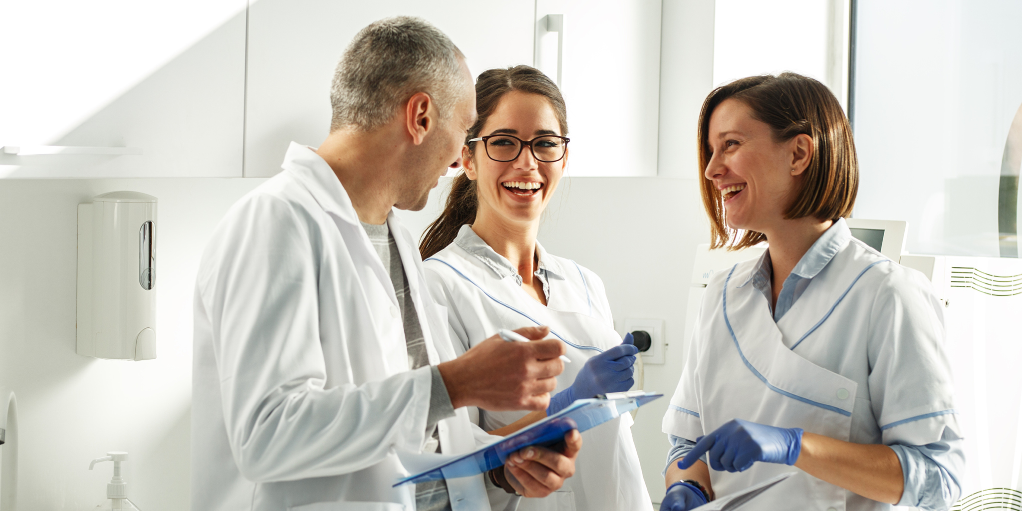 Mitarbeiter finden und glücklich machen – Bedeutung von employer branding und benefits für Arzt- und Zahnarztpraxen
