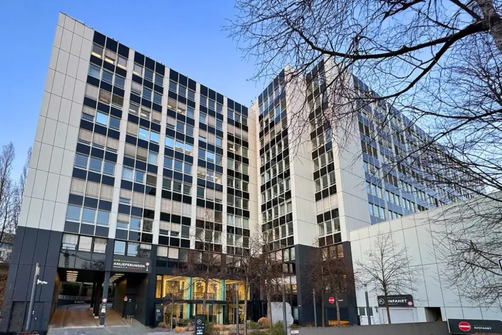 Außenansicht des Gebäudes, in dem sich das Büro vom SCS München befindet 