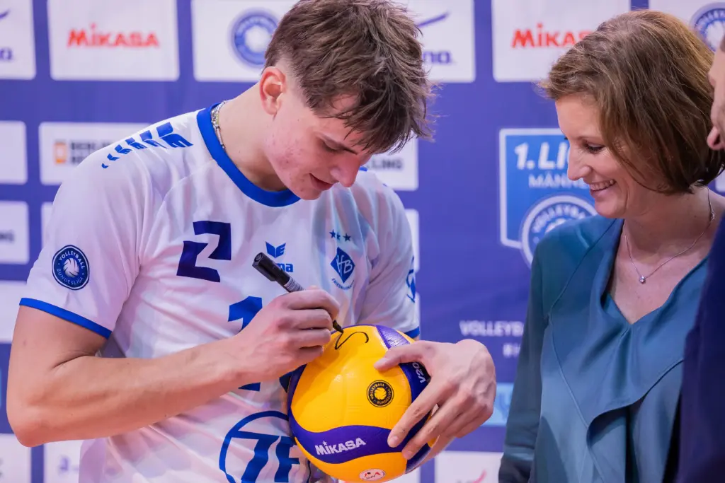 _ETL_BR volleys_ball_unterschrift_lais_CV7I2819_team-gora_pressefoto